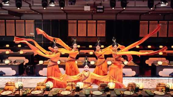 Нанкин: Банкет "Пир для всего мира" · Праздничное представление | Торговая зона храма Конфуция: 90-минутный иммерсивный дворцовый банкет + отдельное представление к каждому блюду + комплексный обед с блюдами цзиньлинской кухни и культурной программой