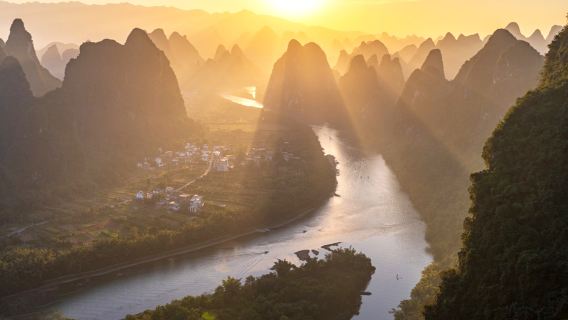 Passeio de um dia em Guilin + Condado de Yangshuo + Rio Li + Montanha Xianggong com carro executivo e guia opcional em inglês/francês