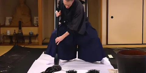 在神社裏的正宗日本書法課程體驗:大毛筆和小毛筆
