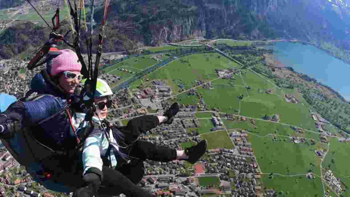 Interlaken Paragliding/hang gliding experience [Switzerland Interlaken Paragliding/hang gliding experience overlooking the Jungfrau [professional coach]]