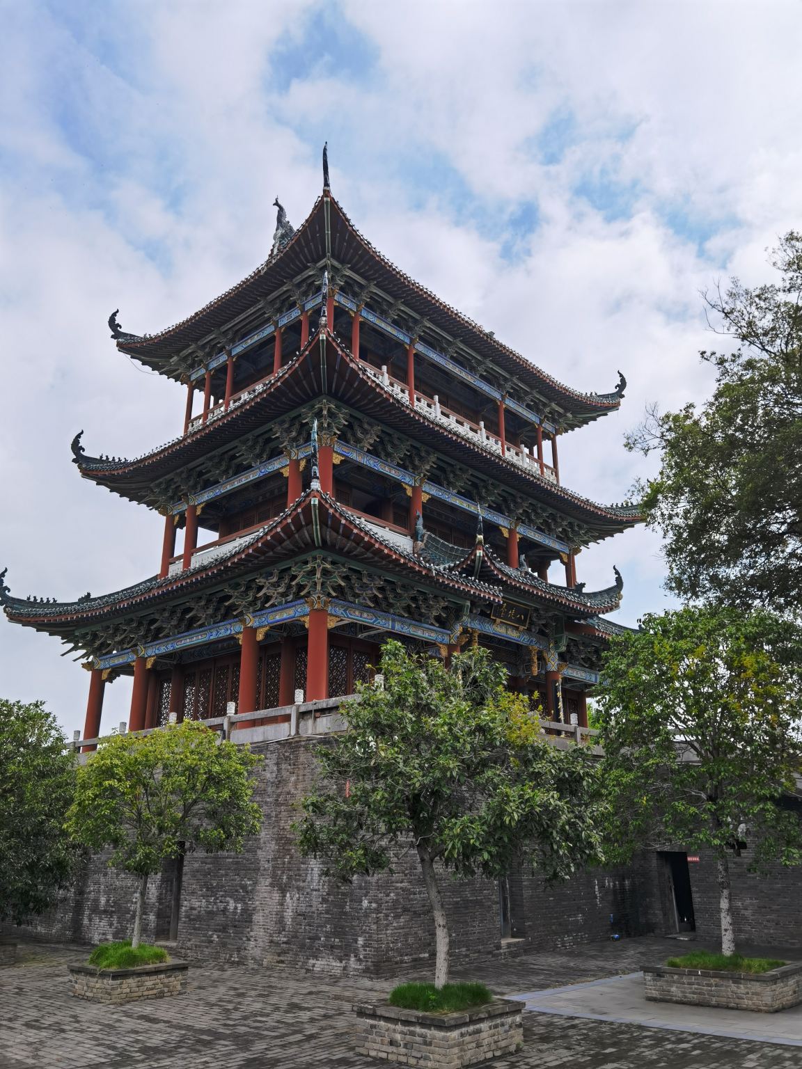 贛州古城牆+鬱孤台公園+八鏡台【蔣經國故居/古浮橋/福壽溝/魏家大院/通天岩等市區景點（可定制）】