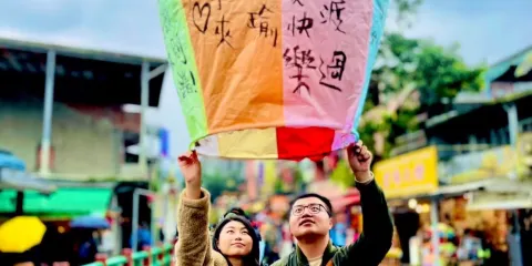 新北|平溪十分老街放天燈祈福體驗|吉祥天燈