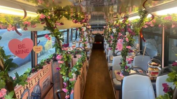 London: Nachmittagstee-Bus mit einem Glas Prosecco
