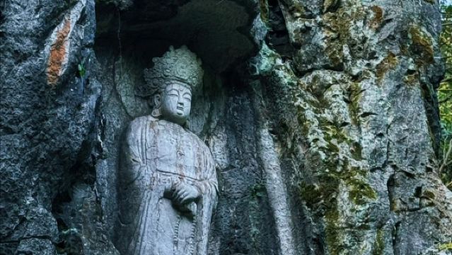 pakej persendirian penerangan berpandu dan perkhidmatan pandu arah dengan doa di Kuil Lingyin dan Puncak Terbang