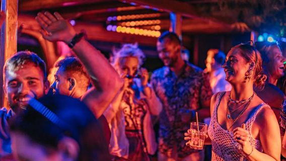 Palma di Maiorca: tour in barca al tramonto con DJ e pista da ballo