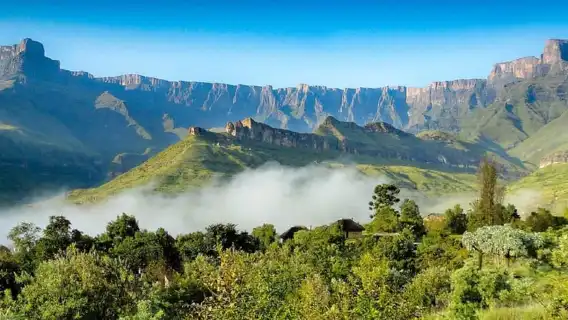 ทัวร์เต็มวันภูเขา Drakensberg จากเดอร์บันและเดินป่า