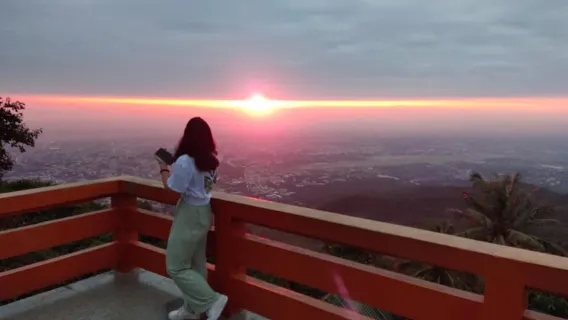 Alba spirituale Wat Doi Suthep, Pha Lat, elemosina e meditazione