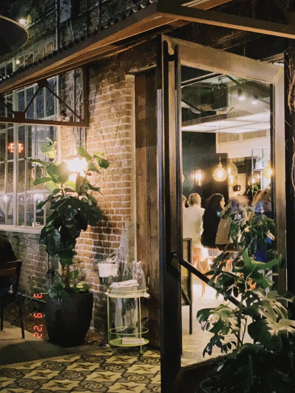 Tischreservierung im Restaurant Bestia, einem beliebten Restaurant in Los Angeles, USA