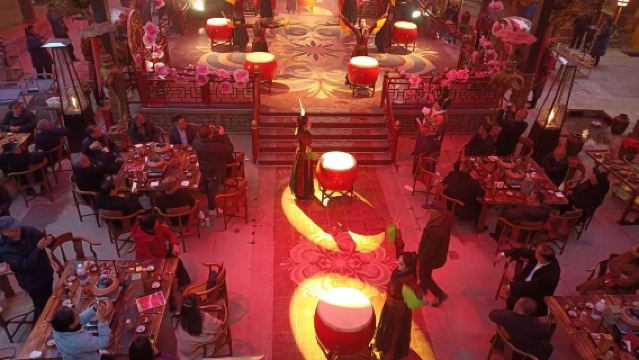 [Heldendiner van Shu·Drie Koninkrijken Banket] Chengdu, Sichuan Heldendiner|Panoramische, meeslepende dinervoorstelling met het Drie Koninkrijken-thema [optioneel: hoofdzaal/privéruimte + lunch/diner/theeceremonie bij het vuur]