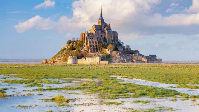 1-day tour to Mont Saint-Michel and abbey in France - round-trip from Paris with Chinese/English optional audio guide