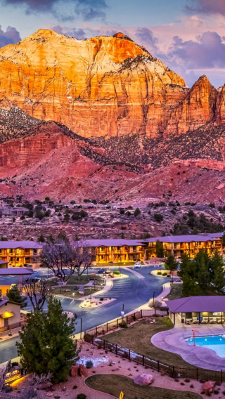 1-day private chartered tour to Las Vegas and Zion National Park
