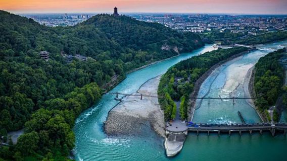 Chengdu + Dujiangyan + Mount Qingcheng 1-day private chartered tour [5–19-seat vehicle | pickup within the 3rd Ring Road]