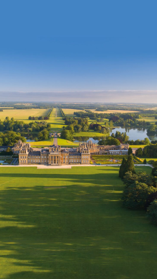 Round-trip from London + University of Oxford + Cambridge/Bicester shopping (Chinese/English private charter optional)