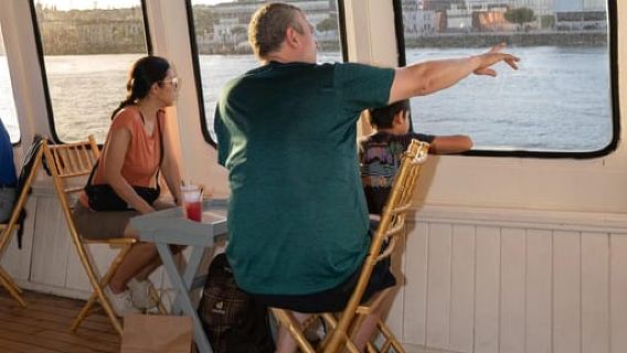 Lisbon: Sunset Boat Tour with music and free welcome drink