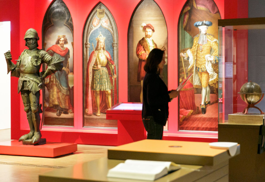 Private charter day tour to Römer City Hall, St. Catherine's Church, Goethe House, and Historical Museum Frankfurt