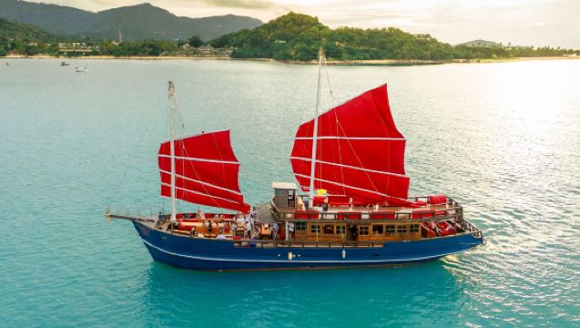 Romantyczny zachód słońca na chińskiej żaglówce Red Baron z Dystryktu Ko Samui