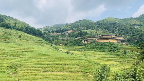 Excursión de un día a los lugares turísticos de Nanjing Tianluokeng y Yongding Gaobei Tulou + guía multilingüe + traslado gratuito