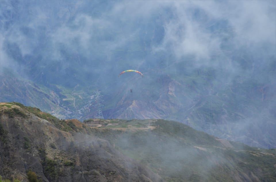 ラパス：アンデス渓谷でのパラグライダー体験