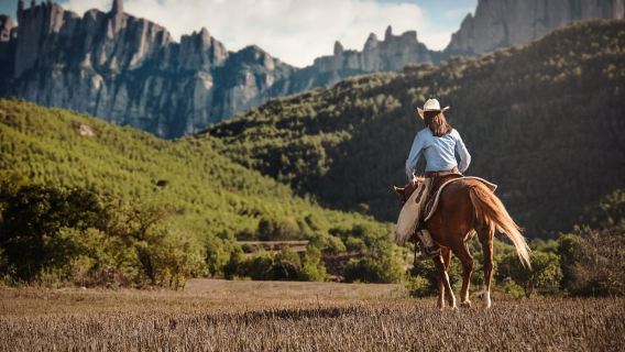 Desde Barcelona: tour de medio día a Montserrat y paseo a caballo
