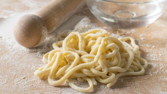 Siena: Corso di pasta e tiramisù a casa di una persona del posto