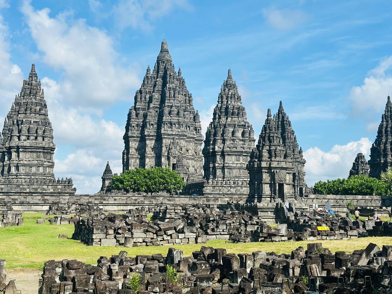 Excursión de un día a Borobudur desde Yogyakarta con servicio de guía local, Prambanan, cueva Jomblang, volcán Merapi y traslado desde y hacia el aeropuerto