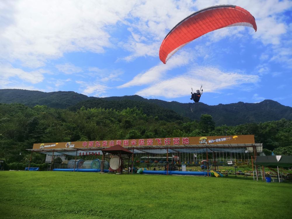 Paragliding experience at Mianzhu Jiulong Mountain Paragliding + Jiulongshan Rural Scenic Resort [fr