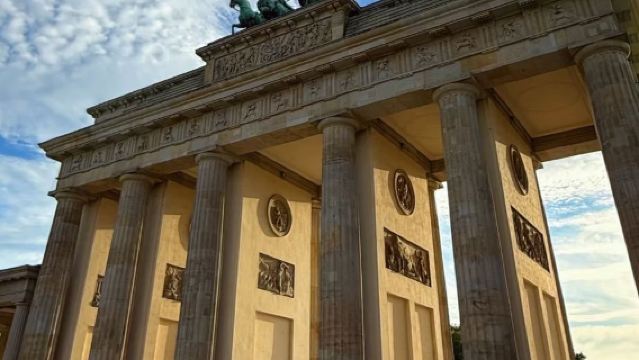 Lawatan sehari ke Bangunan Reichstag Berlin, Brandenburg Gate, East Side Gallery dan Istana Charlottenburg di Jerman