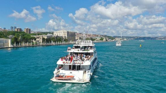 İstanbul Boğazı Mega Lüfer Günbatımı Gezi Teknesi - 2 Saatlik Tekne Turu, Sınırsız Alkolsüz İçecek