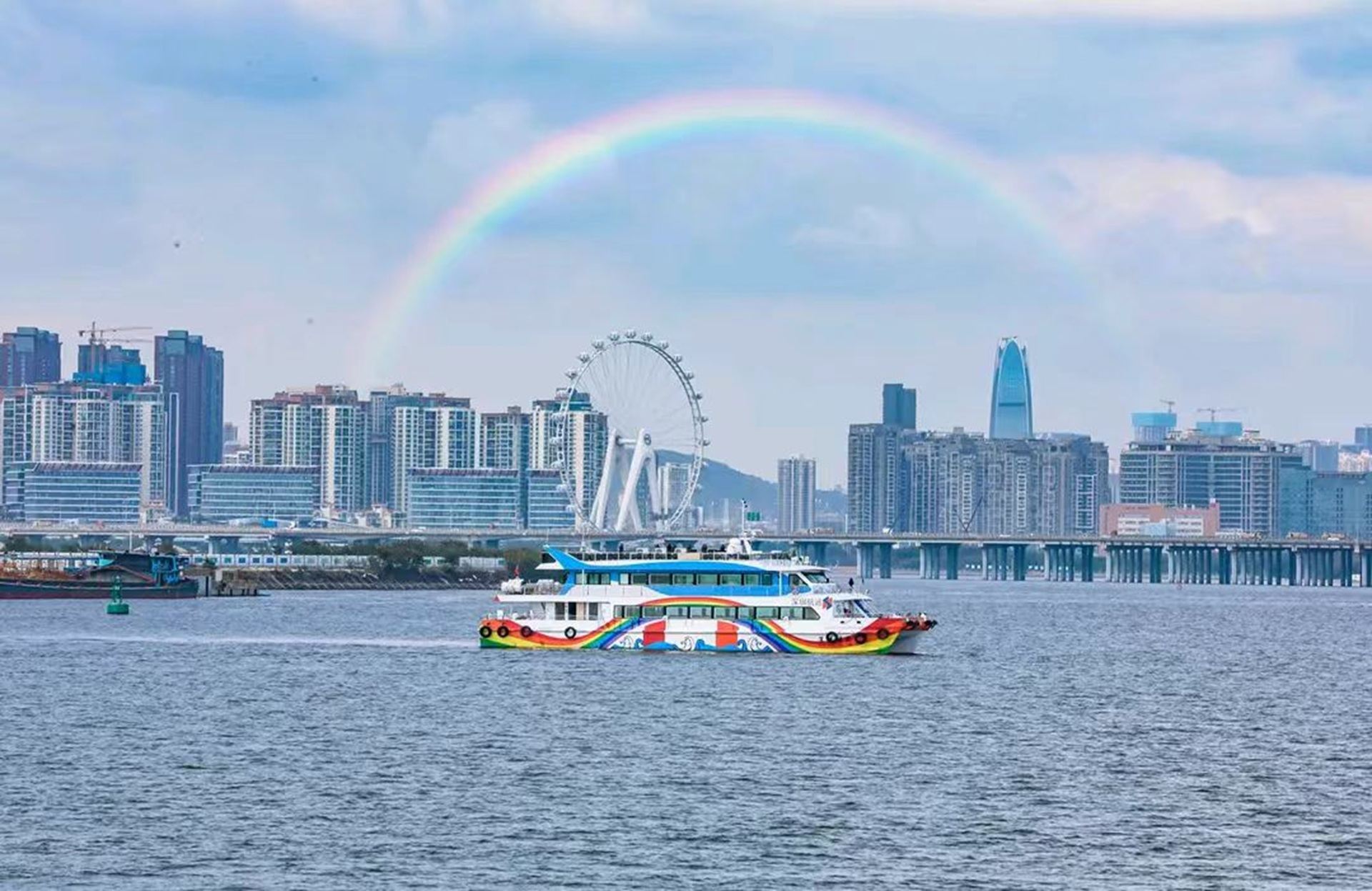 [Shenzhen] Rainbow on the Sea Cruise Ship Sightseeing Tour (Explore Shenzhen Bay + Marvel at the Magnificent Hong Kong-Zhuhai-Macao Bridge + Immersive MR Experience at Sea + Unlock New Cyber Sightseeing Adventures)