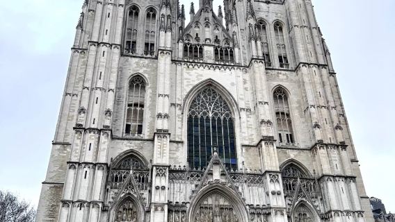 聖彌額爾聖古都勒主教堂+皇家美術館+司法宮｜包車一日遊