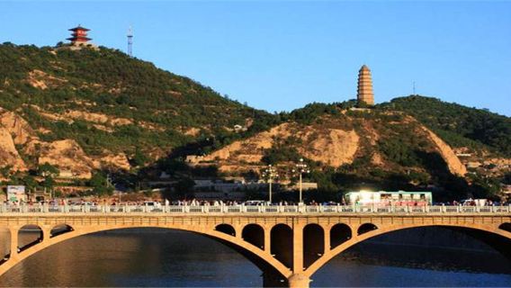 中国語ガイド付きの延安市内中心部への 1 日グループツアー。パゴダ ヒルや延安革命記念館などの魅力的な観光地を巡ります。