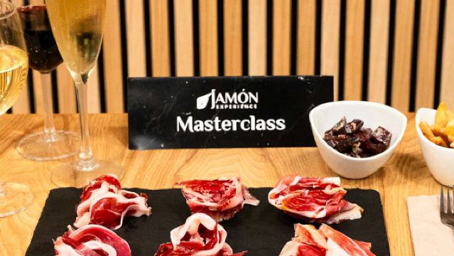 Barcelona: Guided Ultimate Ham & Wine Tasting Experience