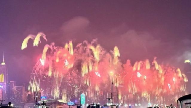 Совместная прогулка на яхте с фейерверком в Гонконге во второй день Нового года