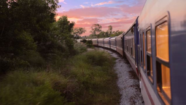 Reise mit der Zugverbindung von Quinhon nach Da Nang an Bord von The Vietage by Anantara