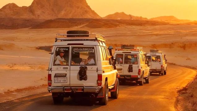 Tour di un giorno nel deserto di Hurghada, Egitto: safari in jeep nel deserto, esperienza ATV, spettacoli al campo, trasferimento dall'hotel in città, cena nel deserto - pacchetto multiopzione disponibile