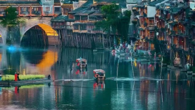 [Ingresso VIP incluso] Tour di un giorno a Xiangxi Hibiscus Town e all'antica città di Fenghuang