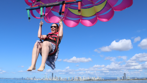 Paralotniarstwo na Gold Coast - widok na linię brzegową z lotu ptaka, wymagana znajomość angielskiego