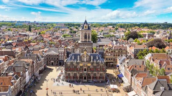 Self guided tour with interactive city game of Delft