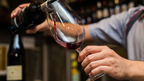 Traditional food tour in Bordeaux