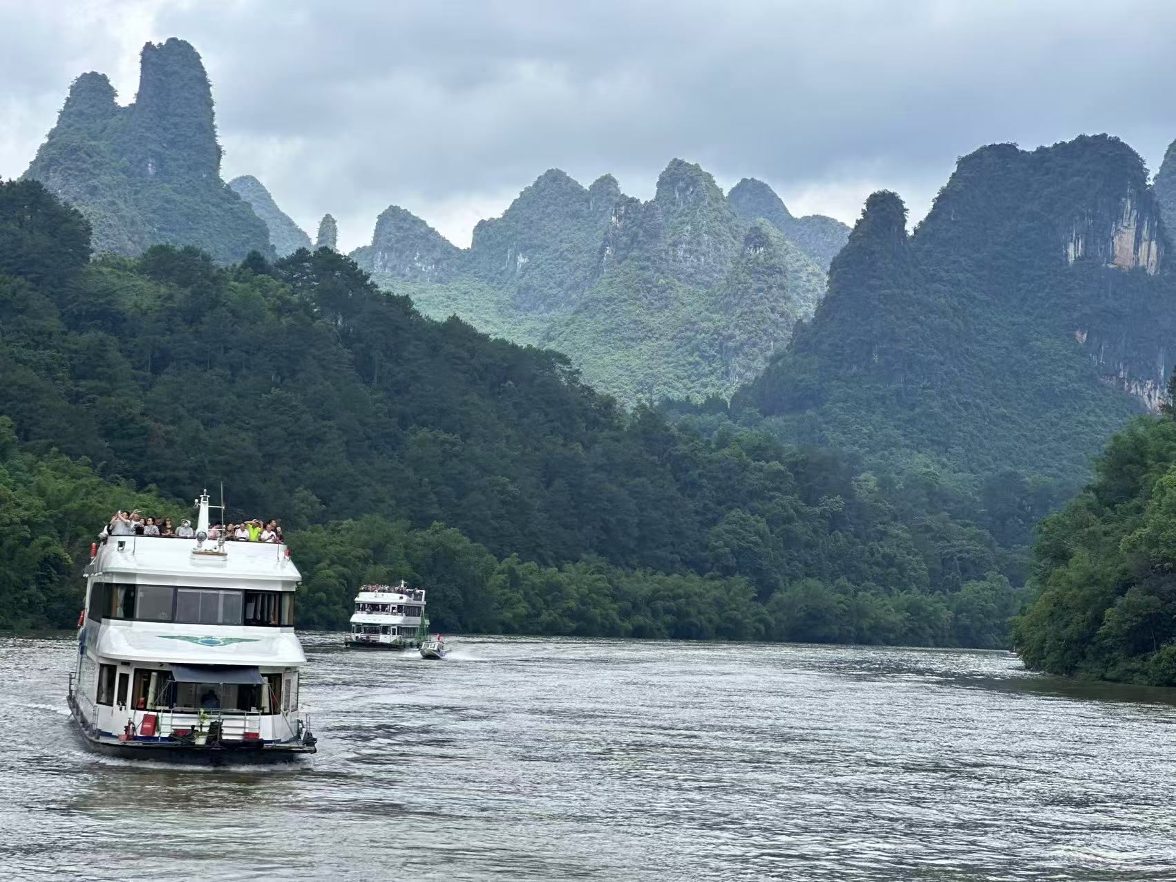 กุ้ยหลิน: เหมาทัวร์ 1 วัน ล่องเรือแม่น้ำหลี่และชมโชว์ยามค่ำคืนหลิวซ่านเจี๋ยที่หยางซั่ว
