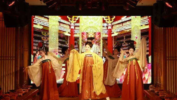 Pesta Makanan dan Hiburan Nanhe Yangzhou (Suasana Bangunan Kuno yang Mendalam + Tarian Istana + Pengalaman Seperti Maharaja Kuno + Pesta Visual + Membuka Kunci Pesta Budaya Seperti Melintasi Zaman)