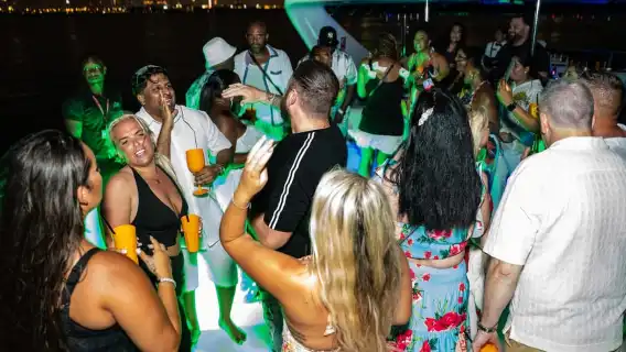 杜拜碼頭豪華遊艇派對，含燒烤、開放式酒吧和現場 DJ