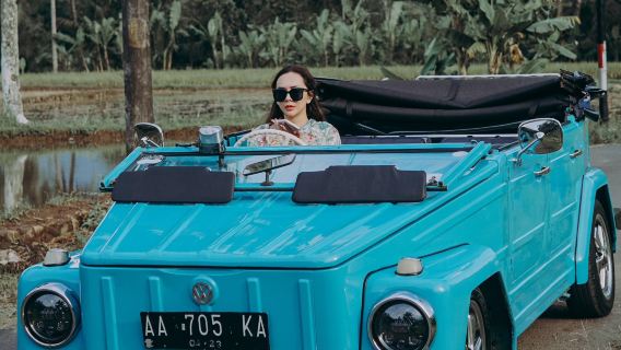 perjalanan satu hari ke Yogyakarta, Indonesia: Tur Mobil Konvertibel Retro Melintasi Desa Borobudur