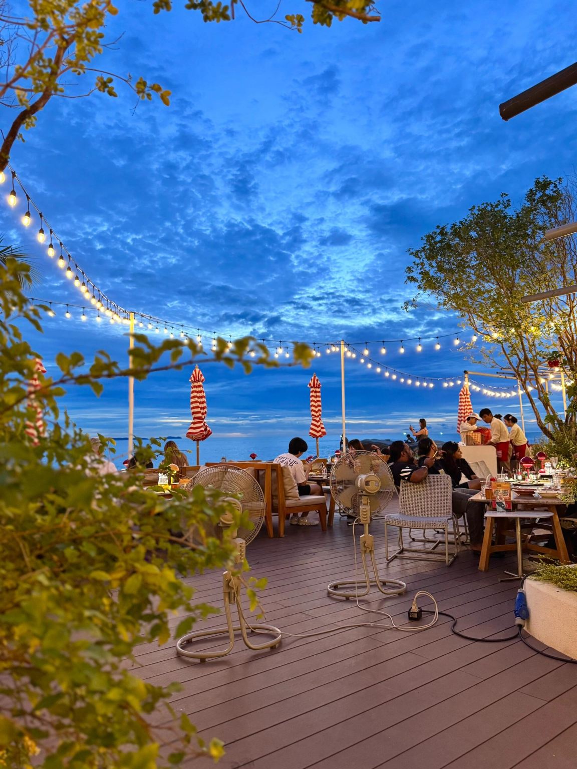 Pattaya The Moment Beach House servizio di prenotazione ristorante popolare