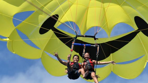 Oahu: Parasailing di Teluk Maunalua dengan Pemandangan Diamond Head