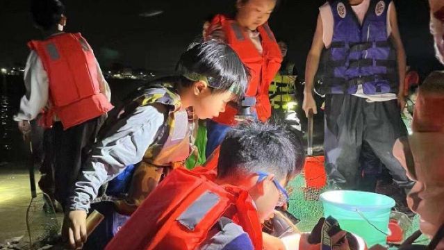 Pengalaman mendalam memungut hasil laut di Semenanjung Shenzhou, Wanning, Hainan [Termasuk pengangkutan bot nelayan, peralatan lengkap memungut hasil laut, hasil pungutan boleh dibawa pulang, dan khidmat pemandu profesional]