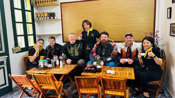 Pengalaman Bengkel Kopi Telur di Hanoi, Vietnam - Pilihan Tambahan Persembahan Wayang Kulit Air