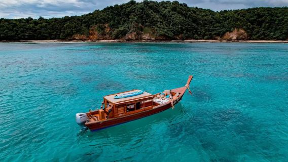Phuket Longtail-Boot-Charter: Coral Island, Koh Khai und Koh Racha Island, mit optionalen Routen | Fischfütterung für die Familie, Schnorcheln für Paare und Fotos im Influencer-Stil