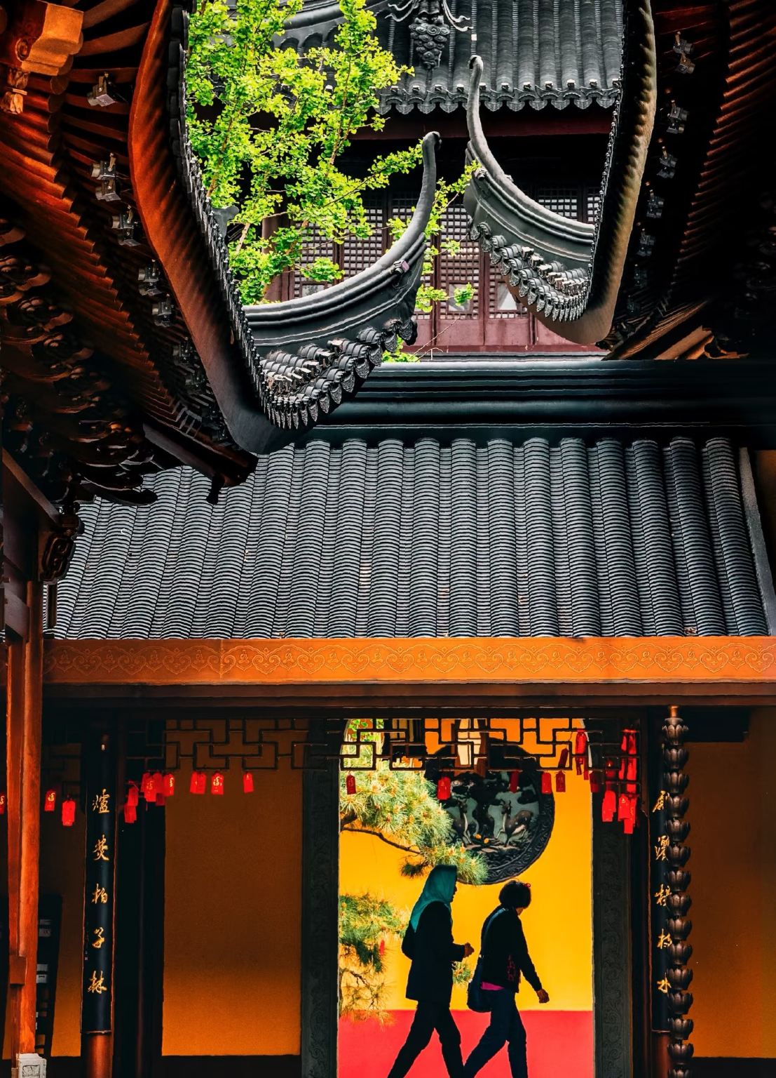 Half Day Shanghai Highlights :  Wander around Xintiandi Shikumen House ,offer incense at the Jade Buddha Temple and Experience Tea Ceremony at M50 Creative Park