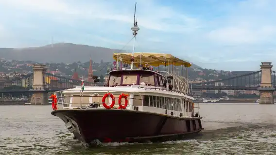 Budapest: Sightseeing Cruise From Pest